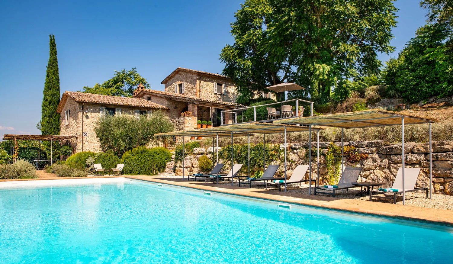 Casale Del Sole in the Umbrian countryside at golden hour